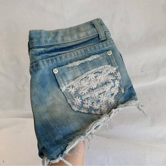 Women’s Distressed Denim Shorts - Picture 3 of 4